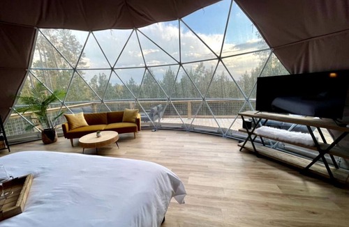 Cadiz Cabin | Spacious Dome with Lofted Interior and Furnished Deck in Kentucky