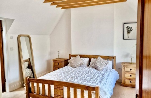 Wokingham House | Spacious Double Bed Room Ensuite & Onsite Parking - Only suitable for one guest