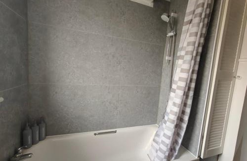 Tower Hamlets Apartment | Spacious Double Room - Shared Bathroom - Zone 2 - Smart Lock Entry - No Check In Hassle