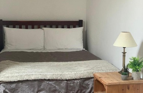Brympton Apartment | Spacious Double Studio with En-Suite & Lounge Area