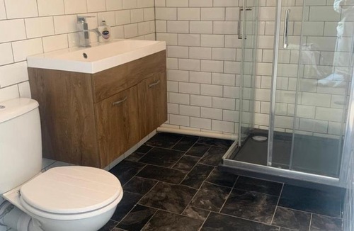 Brympton Apartment | Spacious Double Studio with En-Suite & Lounge Area