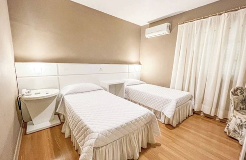 Jaguariaiva Hotel | Spacious Double Twin Room with Lush Forests, Hiking Trails and River Walks