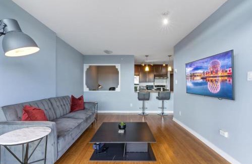 Crosstown Apartment | Spacious Downtown 1BR with Air Conditioning Pool Gym Free Parking
