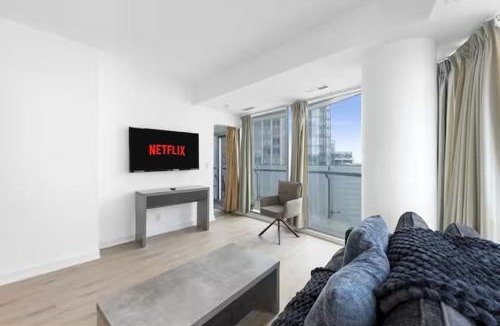 Toronto Entertainment District Apartment | Spacious Downtown 3BR Walk to Union Station