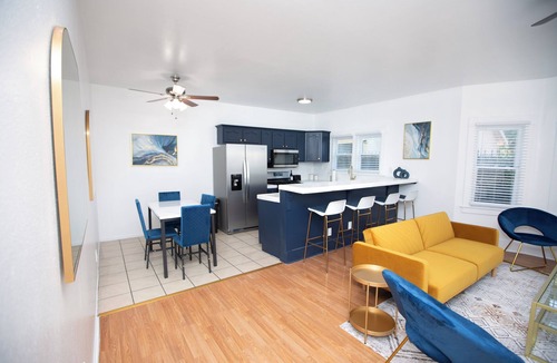 West Gateway House | Spacious Downtown Gem w/Parking