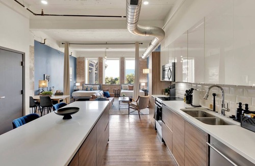 Downtown Dallas Apartment | Spacious Downtown Loft I Walk to Conv Ctr I parking