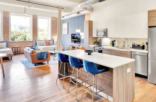 Downtown Dallas Apartment | Spacious Downtown Loft I Walk to Conv Ctr I parking