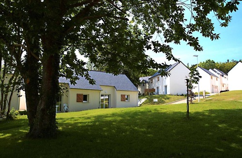 Audierne House | Spacious Duplex Cabin Cottage for 6