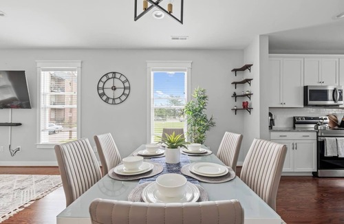 City Center House | Spacious Duplex, Near VCU, 5 Free Parking, Fenced
