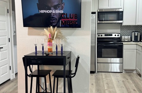 South Central Houston House | Spacious Duplex Retreat in the Heart of the City – Perfect for Families/Groups!