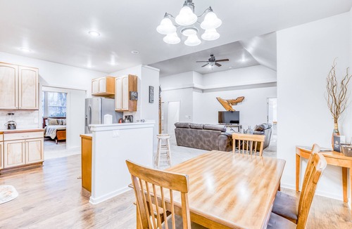 College Place House | Spacious duplex with WiFi & washer/dryer - close to wineries - dogs welcome