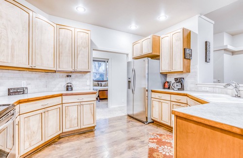 College Place House | Spacious duplex with WiFi & washer/dryer - close to wineries - dogs welcome