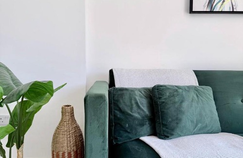 Ealing Apartment | Spacious Ealing Broadway 1Bed Flat - Terrace & Near Tube