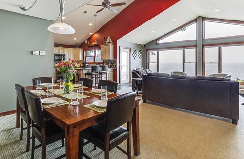Lake Koshkonong Cottage | Spacious Edgerton Home w/Private Beach & Views!