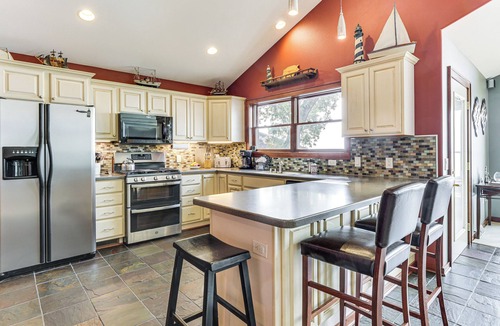 Lake Koshkonong Cottage | Spacious Edgerton Home w/Private Beach & Views!