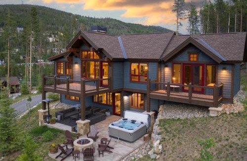 Corkscrew Flats House | Spacious Elegance, 5 en-suites, hiking trail to town, packed with amenities!