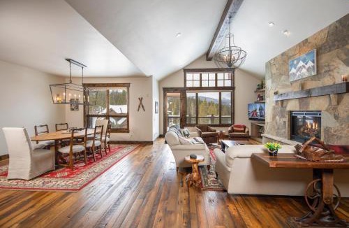 Corkscrew Flats House | Spacious Elegance, 5 en-suites, hiking trail to town, packed with amenities!