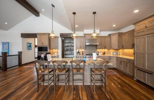 Corkscrew Flats House | Spacious Elegance, 5 en-suites, hiking trail to town, packed with amenities!