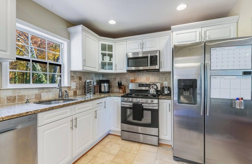 Lanham House | Spacious Entire Home in delightful Lanham, close to Washington DC