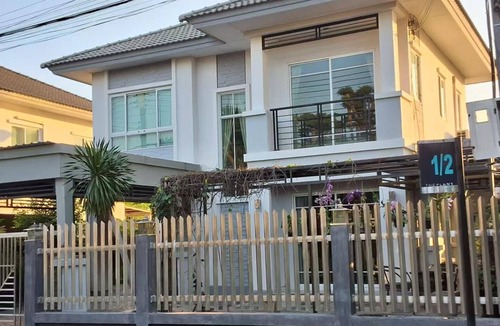 Bang Prok House | Spacious Entire House With Shared Fitness Room and Shared Indoor Pool in Club