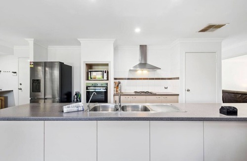 Tapping House | Spacious Escape in Tapping