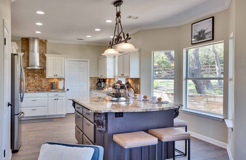West Cave Estates House | Spacious Estate on Several Acres Sleeps 12 Hot Tub Minutes From Downtown DS!