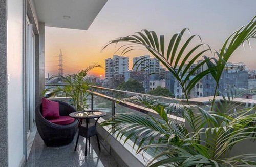 Sushant Lok Apartment | Spacious executive suite with bathtub balcony