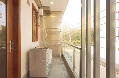 Sushant Lok Apartment | Spacious executive suite with bathtub & balcony