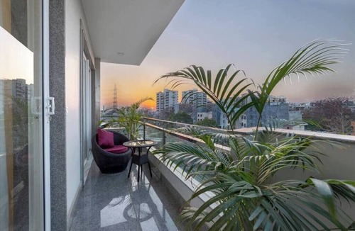 Sushant Lok Apartment | Spacious executive suite with bathtub & balcony