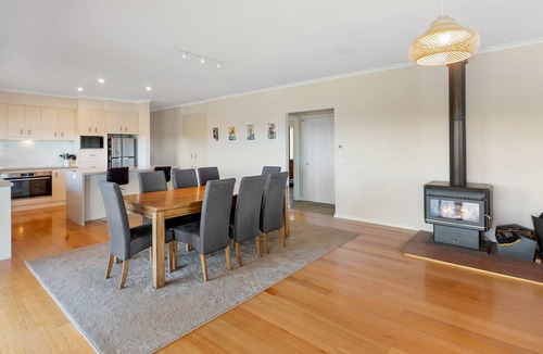 Bonnie Doon House | Spacious, family friendly home. Incredible views of lake Eildon and lake access