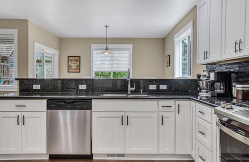 Foster - Powell House | Spacious Family Friendly SE, Free Parking, A/C, Walk to food, Toy Room, Crib!