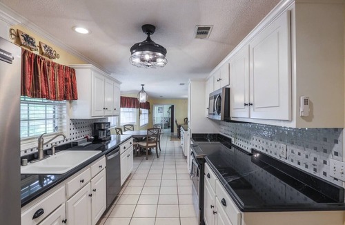 Albertville House | Spacious Family Home | 5min to Downtown + Sand Mtn Park | Sleeps 10