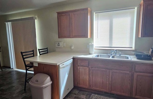 Hermiston House | Spacious Family Home w Garage Gladys Retreat