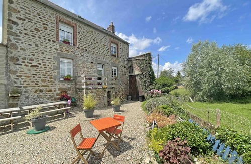 Dompierre Cottage | Spacious family house with garden and pets allowed near the greenway