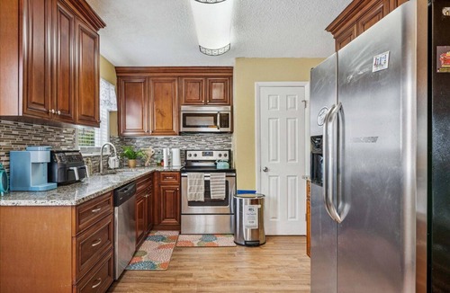 Buckroe Beach House | Spacious Family Stay, Large Dining, 3 Cozy Bedrooms, Home Near Buckroe Beach