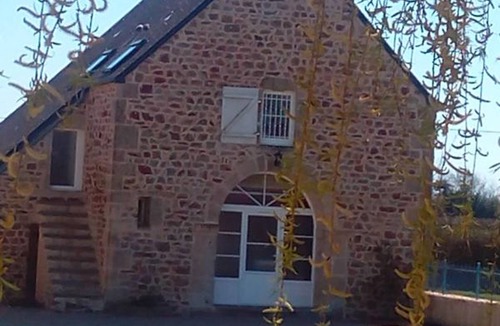 Biniville Cottage | Spacious farm house with enclosed garden, pets allowed