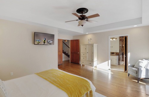 Redding House | Spacious Farmhouse/hot tub/game room/Mt. views/fire pit/fishing ponds