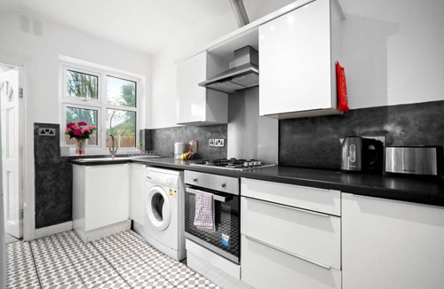 Stonnall House | Spacious Five Bed House Near Airport - Parking - Garden