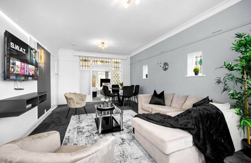Stonnall House | Spacious Five Bed House Near Airport - Parking - Garden