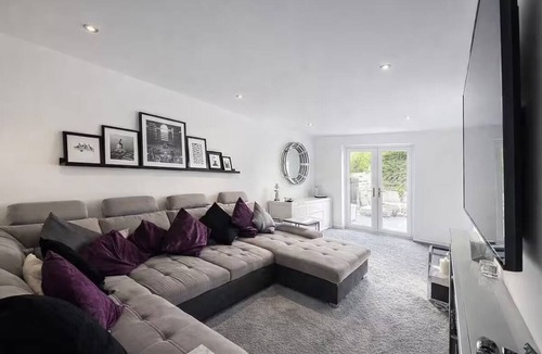 Ashton-under-Lyne House | Spacious five-bedroom modern countryside escape perfect for families and groups