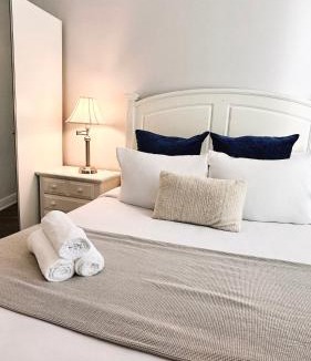 Downtown Apartment | Spacious Five-Bedroom, Sleeps 10, Walk to PPAC