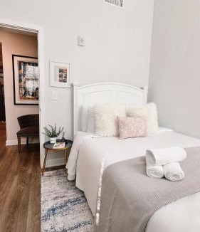 Downtown Apartment | Spacious Five-Bedroom, Sleeps 10, Walk to PPAC