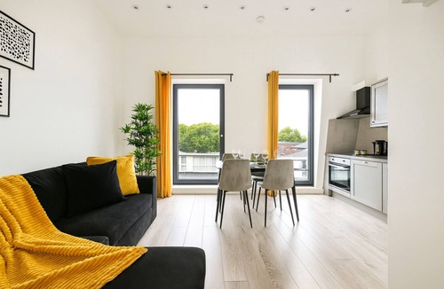 Ealing Apartment | Spacious Flat 2 French Balconies | 2min to Ealing Broadway Tube