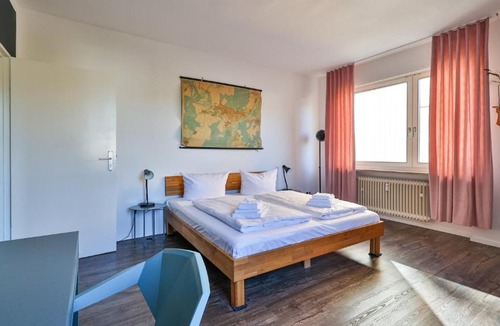 Sudweststadt Ostlicher Teil Apartment | Spacious Flat 2nd Floor near station