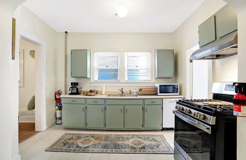 Chatham-Arch Apartment | Spacious Flat Near Bottleworks.