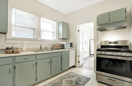 Chatham-Arch Apartment | Spacious Flat Near Bottleworks.