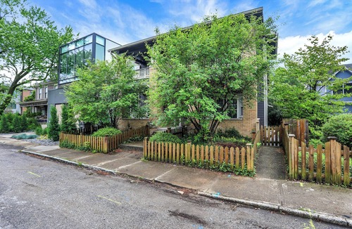 Chatham-Arch Apartment | Spacious Flat Near Bottleworks.