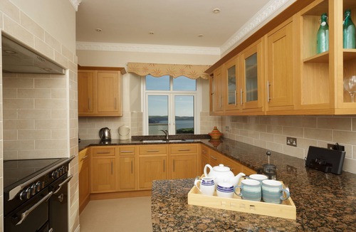Burgh Island Apartment | Spacious flat: stunning views, close to beaches and pub - family & dog friendly