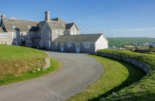 Burgh Island Apartment | Spacious flat: stunning views, close to beaches and pub - family & dog friendly