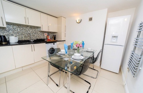 Reading Apartment | Spacious Flat with Patio & Parking in city centre